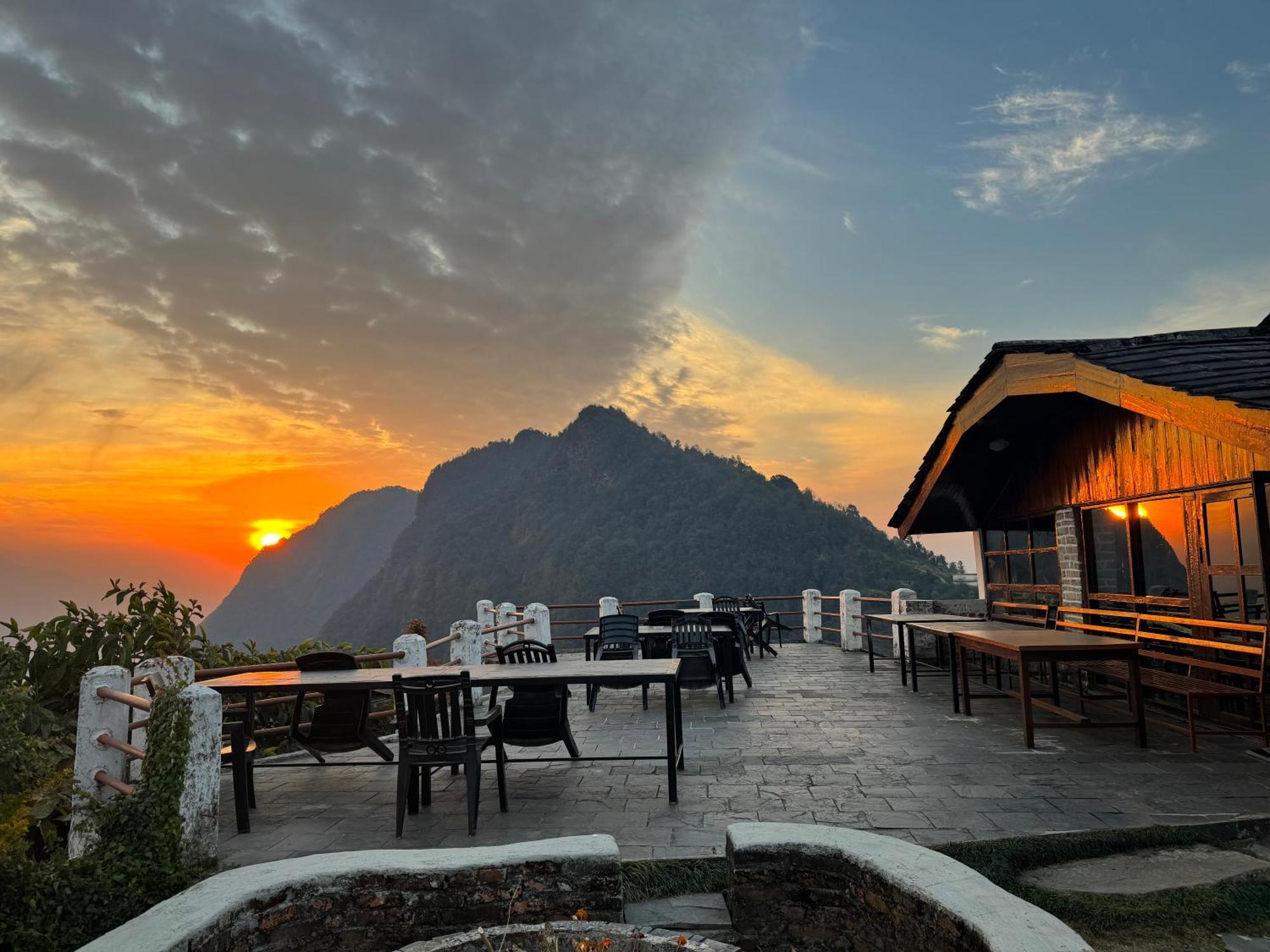 Es Deurali Resort Pokhara Exterior photo