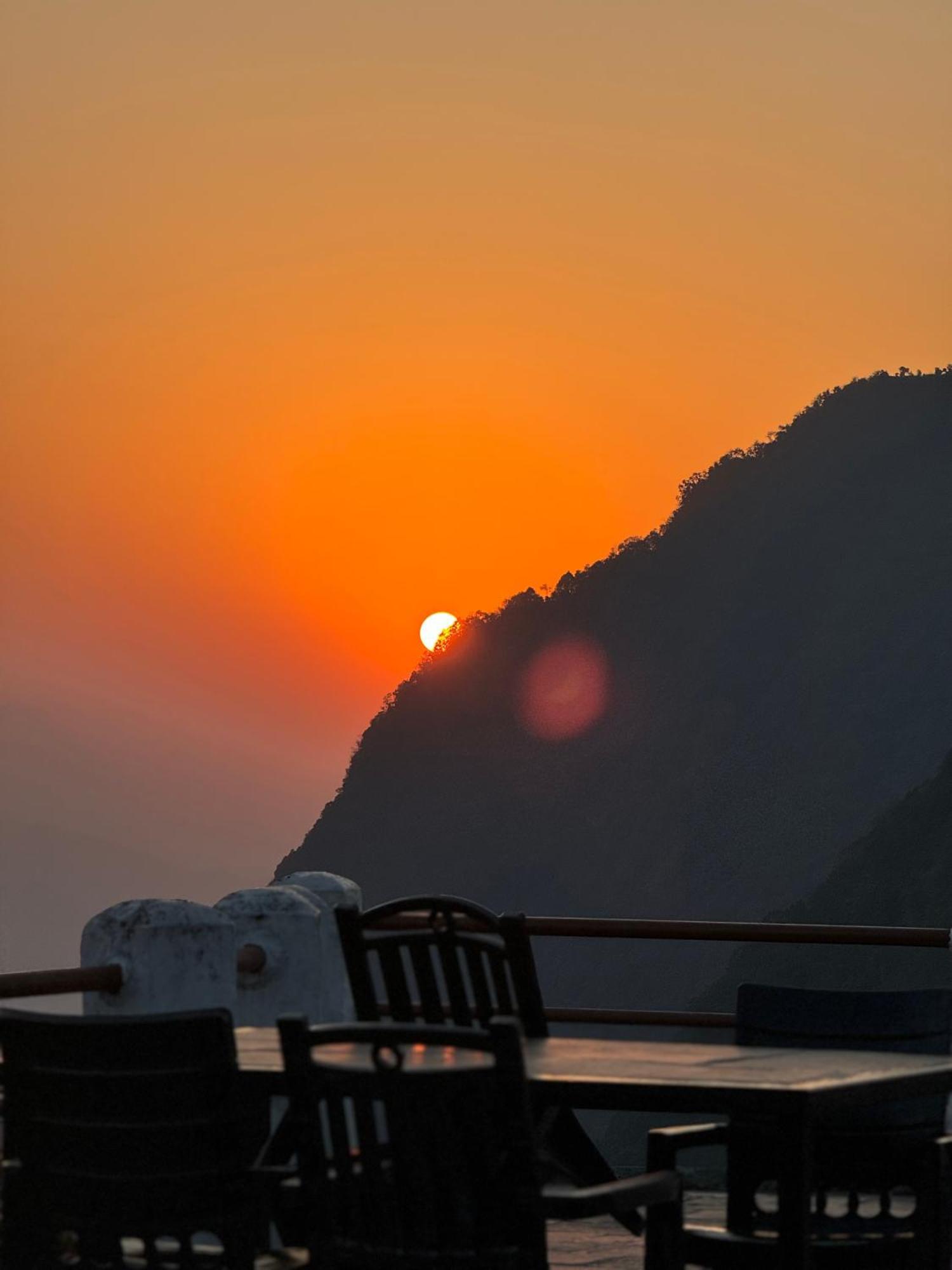 Es Deurali Resort Pokhara Exterior photo