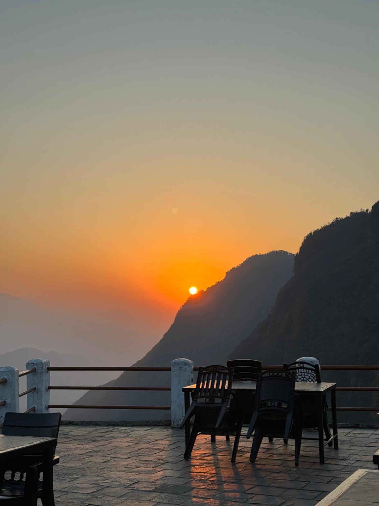 Es Deurali Resort Pokhara Exterior photo
